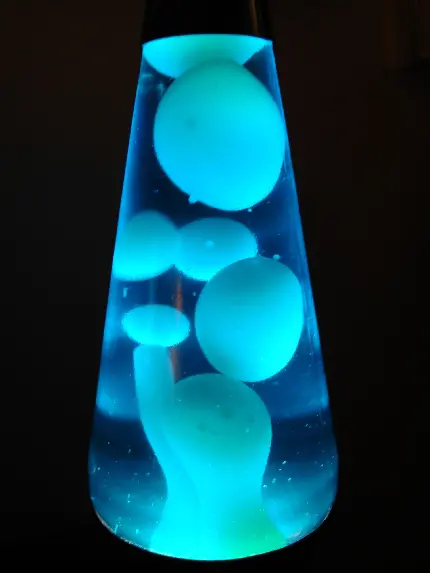 عکس با کیفیت از لامپ گدازه ای با نور های آبی 