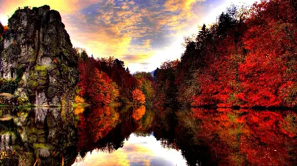 خاص ترین والپیپر شیک دریاچه کنار کوهی زیبا در نمای فصل پاییز