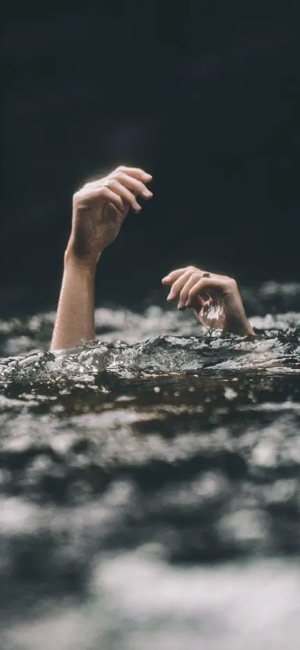 عکس پروفایل غمگین و تنهایی انسان در حال غرق شدن در آب 
