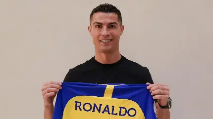 عکس رونالدو در باشگاه النصر به همراه پیراهنش با کیفیت بالا 