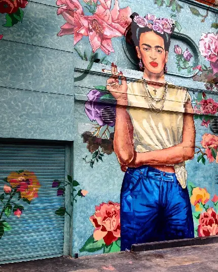 تصویر نقاشی دیواری خلاقانه طرح فریدا کالو برای زمینه گوشی آیفون 