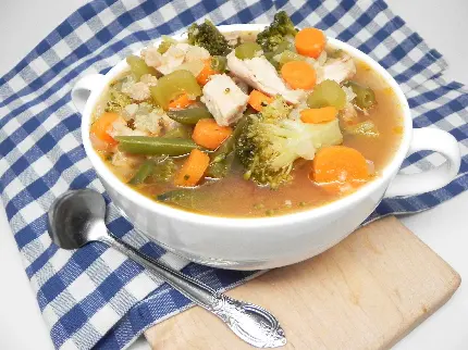 تصویر سوپ سبزیجات و مرغ یک پیش غذای آسان و انرژی زا