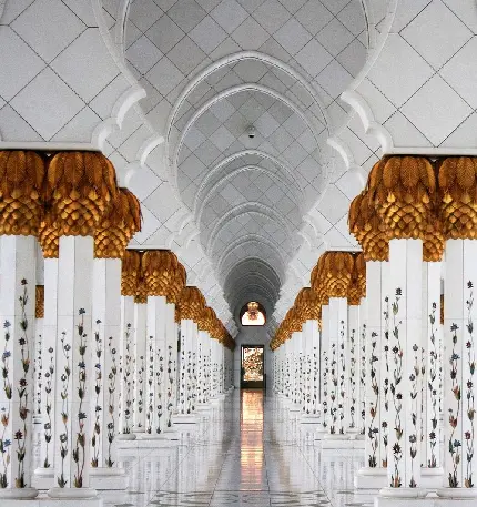 تصویر زمینه از معماری اسلامی ساخته شده به صورت حرفه ای و با ستون های مقاوم سفید