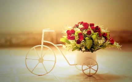 عکس دکوری استند گلدان مدل دوچرخه به همراه دسته گل رز مینیاتوری