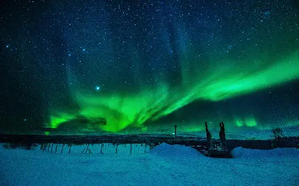 تصویر زمینه شفق های قطبی شگفت انگیز در فصل زمستان 