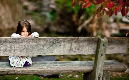 عکس دختر بچه غمگین و تنها روی نیمکت چوبی ویژه تلگرام