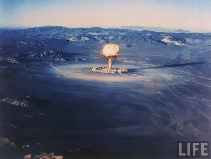 عکس استوک و واقعی انفجار بمب اتم یا بمب هسته از نمای دور