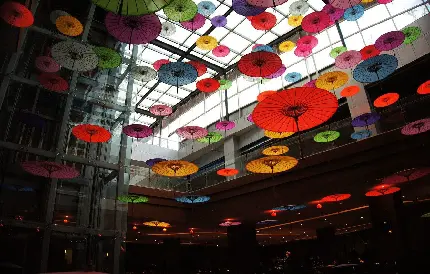 بکگراند با نور پردازی عالی از چترهای ژاپنی اویزان از سقف 