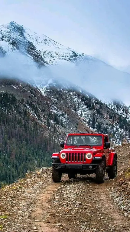 تصویر زمینه پسرانه شیک و خاص طرح ماشین جیپ قرمز در کوهستان 