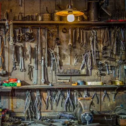 عکس استوک گاراژ و کارگاه قدیمی با ابزارآلات کهنه و دست دوم 