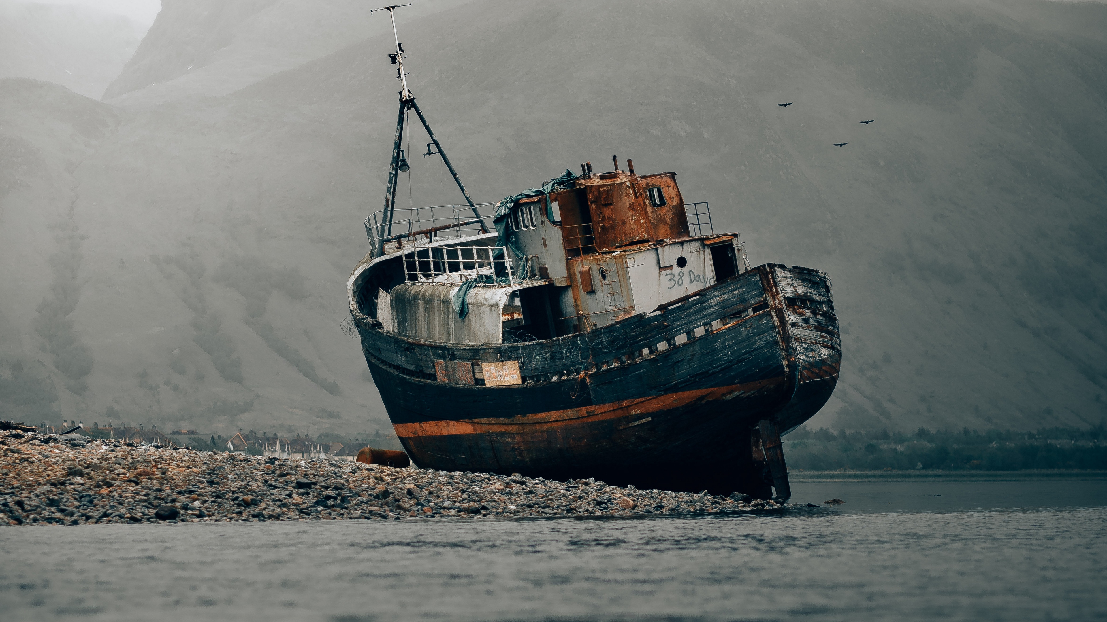دانلود والپیپر کشتی قدیمی در دریا و هوای ابری فور کی 4k