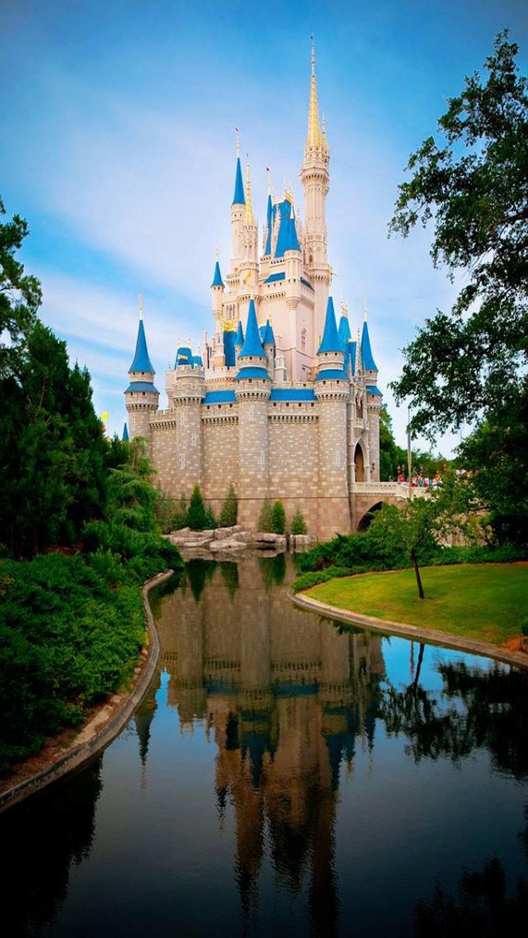 تصویر زمینه کاخ زیبا و خاطره انگیز والت دیزنی برای گوشی ایفون 