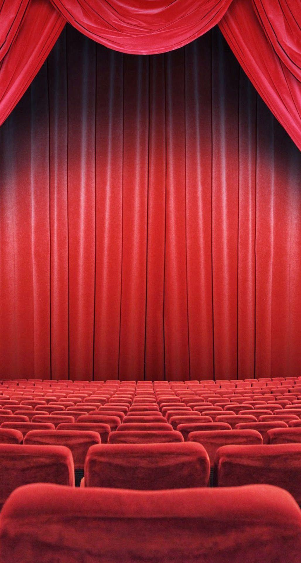 تصویر از نمای اصلی سالن تئاتر با تم سرخ شاداب 