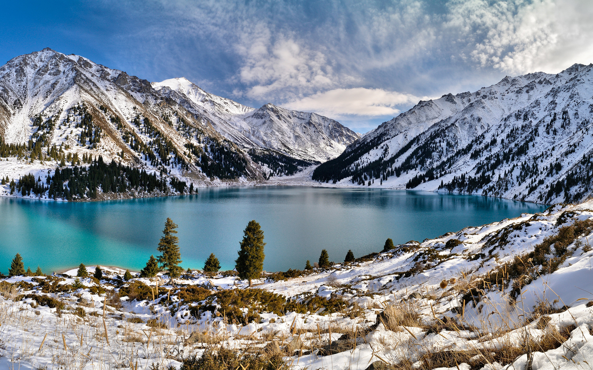 تصویر زمینه دریاچه رویایی میان کوه و درختان در فصل دلنشین زمستان 