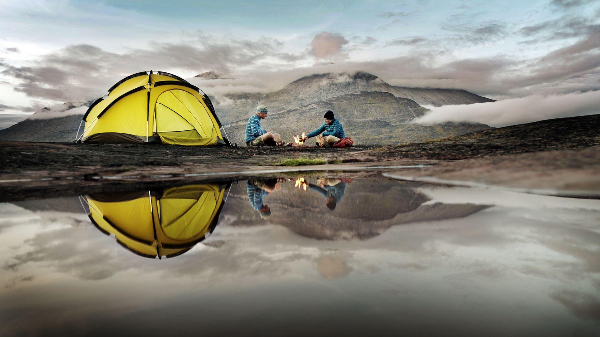 دانلود  عکس کمپ رویایی در چادر مسافرتی کنار دریاچه 