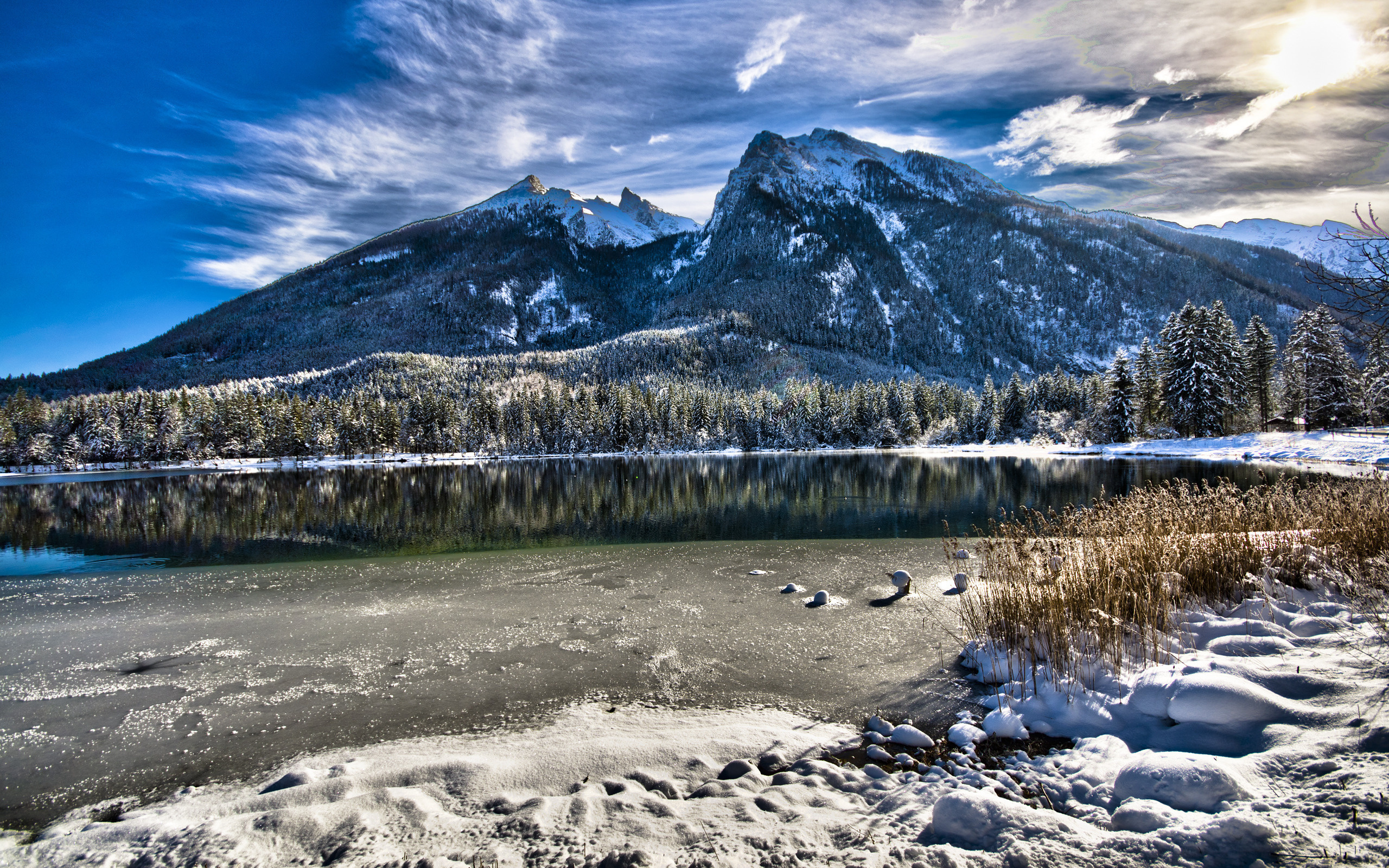 عکس زمینه فصل زمستان در میان کوه ها و دریاچه کنارش 