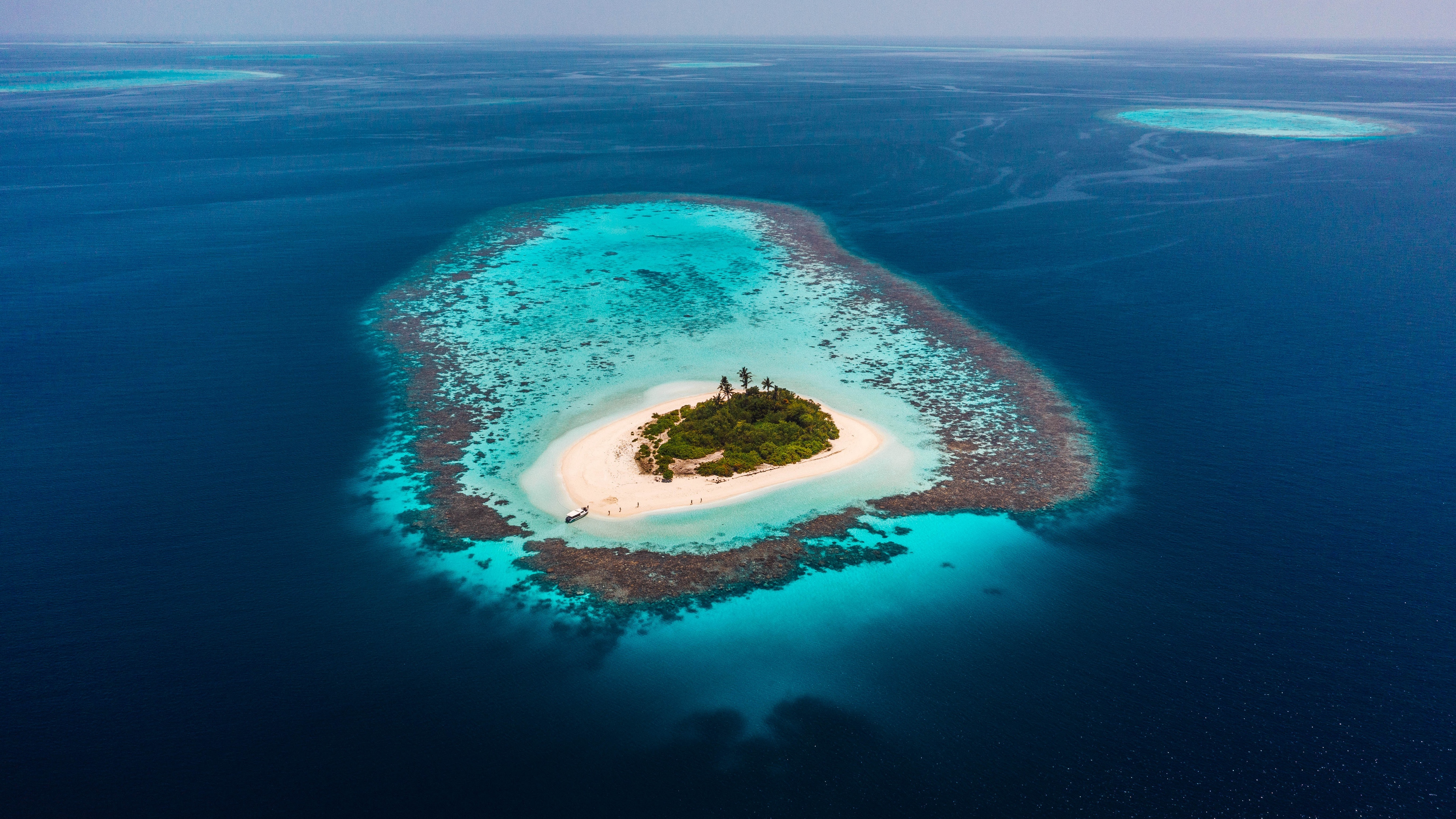 دانلود تصویر زمینه بسیار خاص و زیبای جزیره وسط اقیانوس با کیفیت 4k