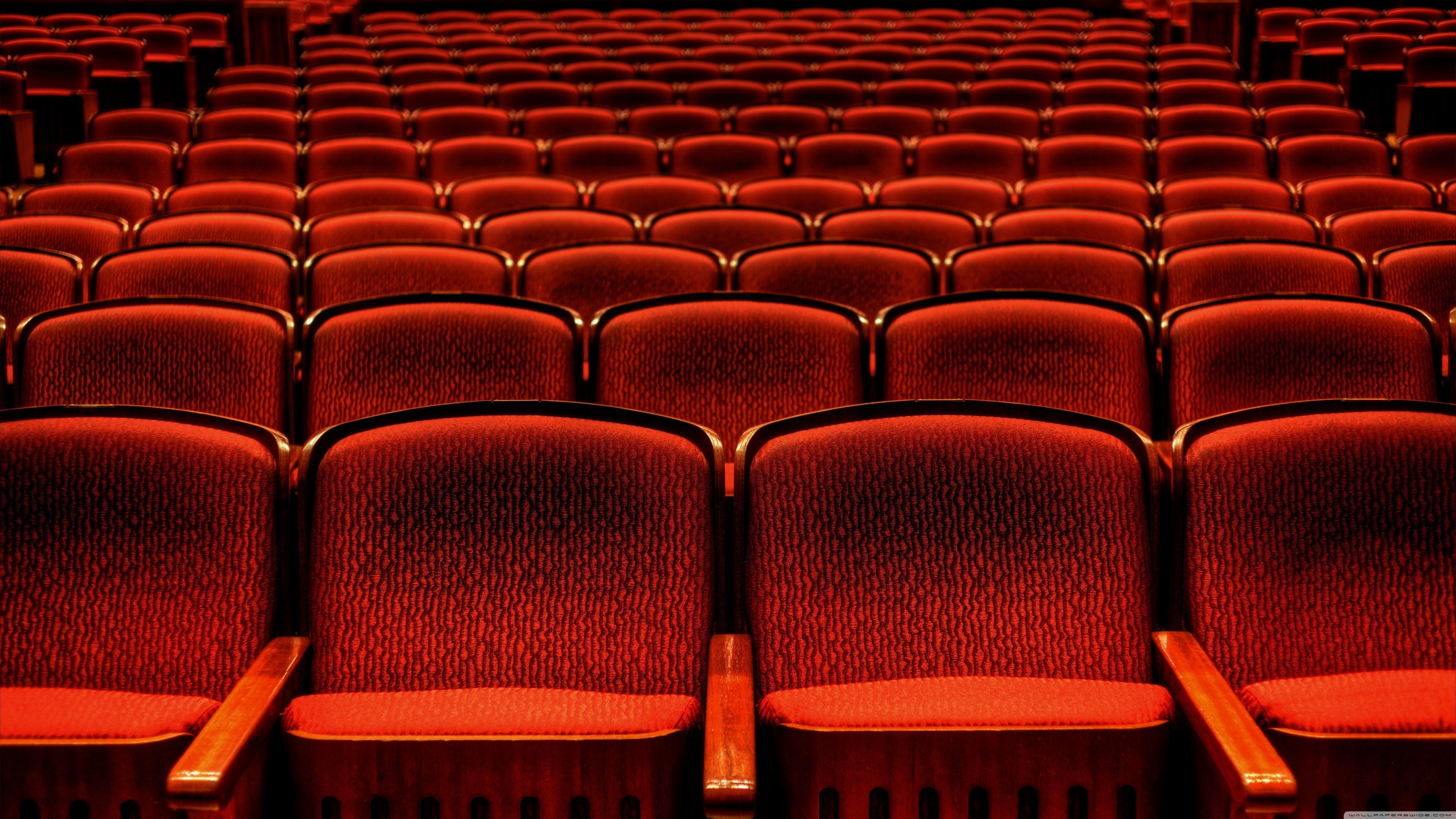 عکس اچ دی صندلی های چیده شده قرمز رنگ سالن تئاتر