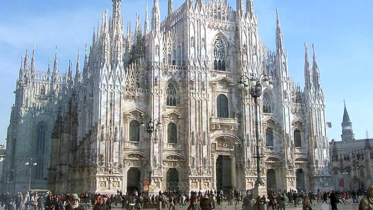 تصویر زمینه معماری گوتیک در کلیسای جامع میلان Duomo di Milano