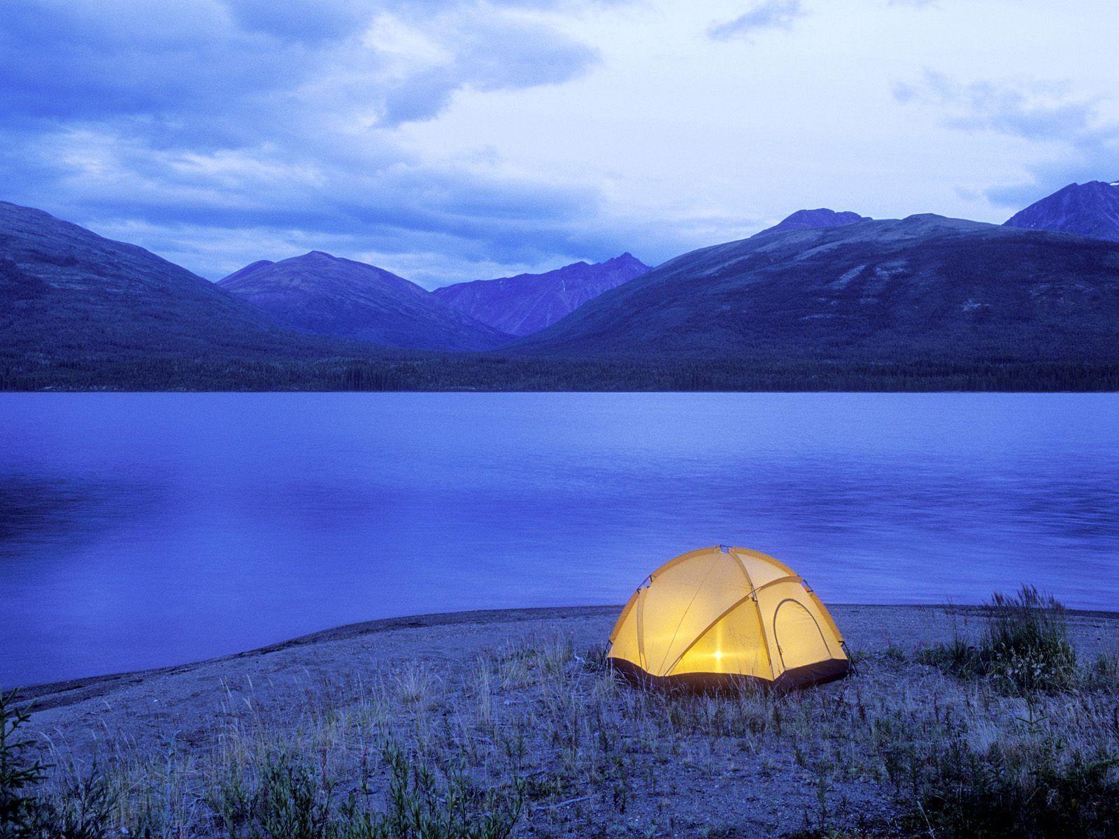 عکس زمینه کمپ در طبیعت بکر و دریاچه شفاف تماشایی 