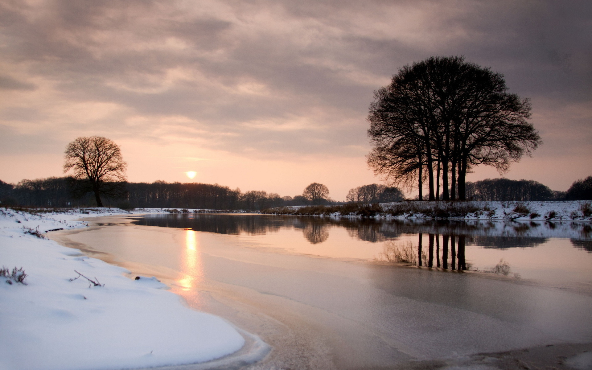 عکس استوک غروب آفتاب طبیعت برفی در فصل زیبای زمستان