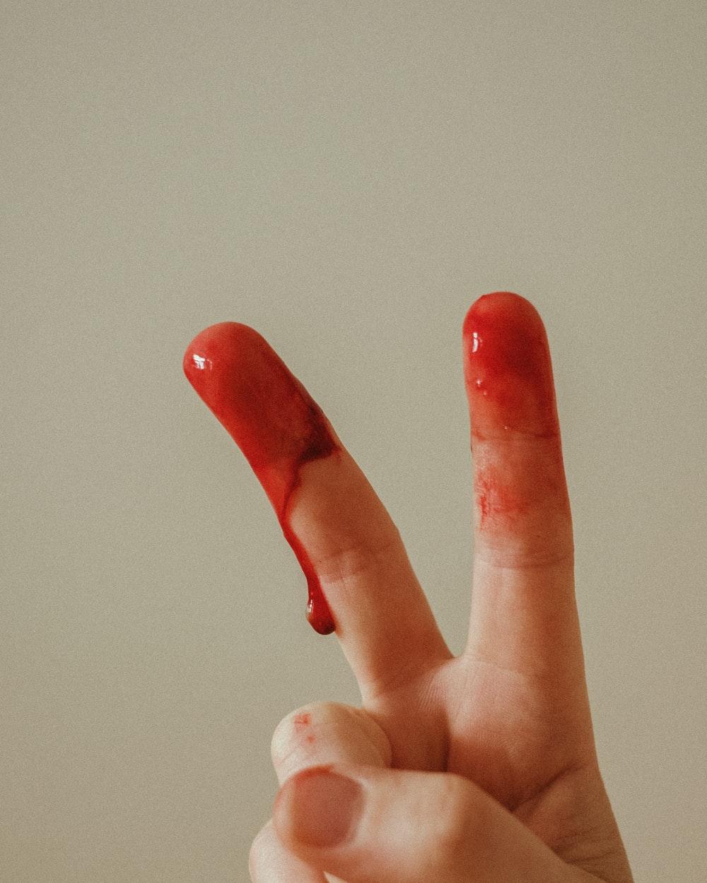 دانلود عکس دست خونی فیک و الکی با زمینه ساده 