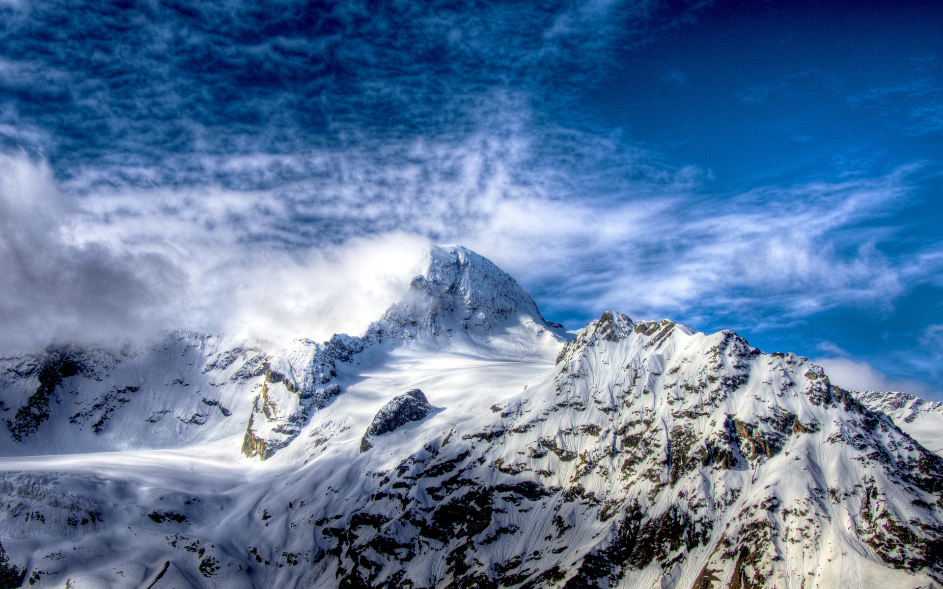  Background کولاک و سرما میان کوه ها در فصل زیبای زمستان 