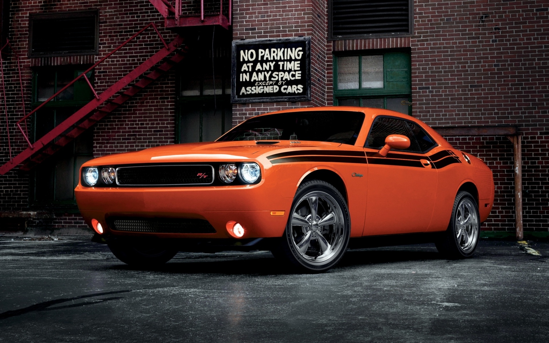تصویر استوک اتومبیل نارنجی کلاسیک HD برای علاقمندان به ماشین 