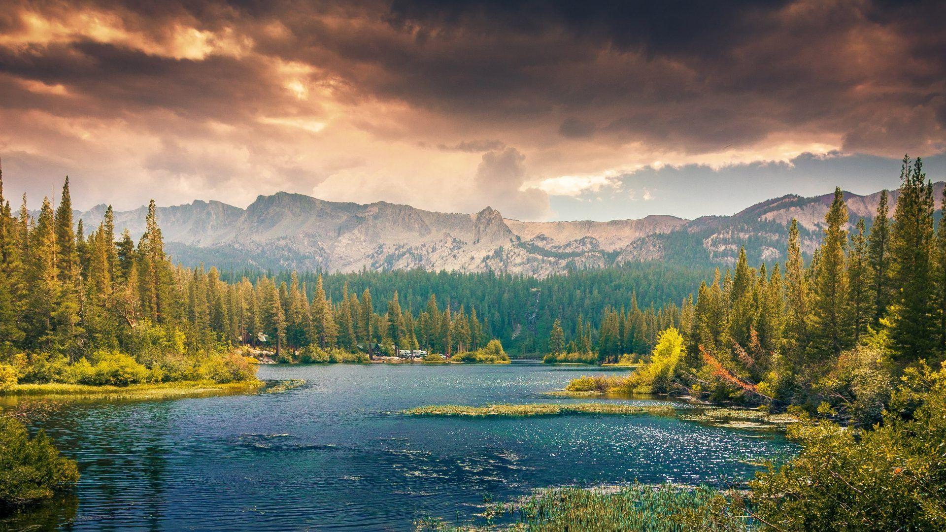 تصویر زمینه کمپ زدن کنار دریاچه در دل طبیعت وحشی و دلنشین 