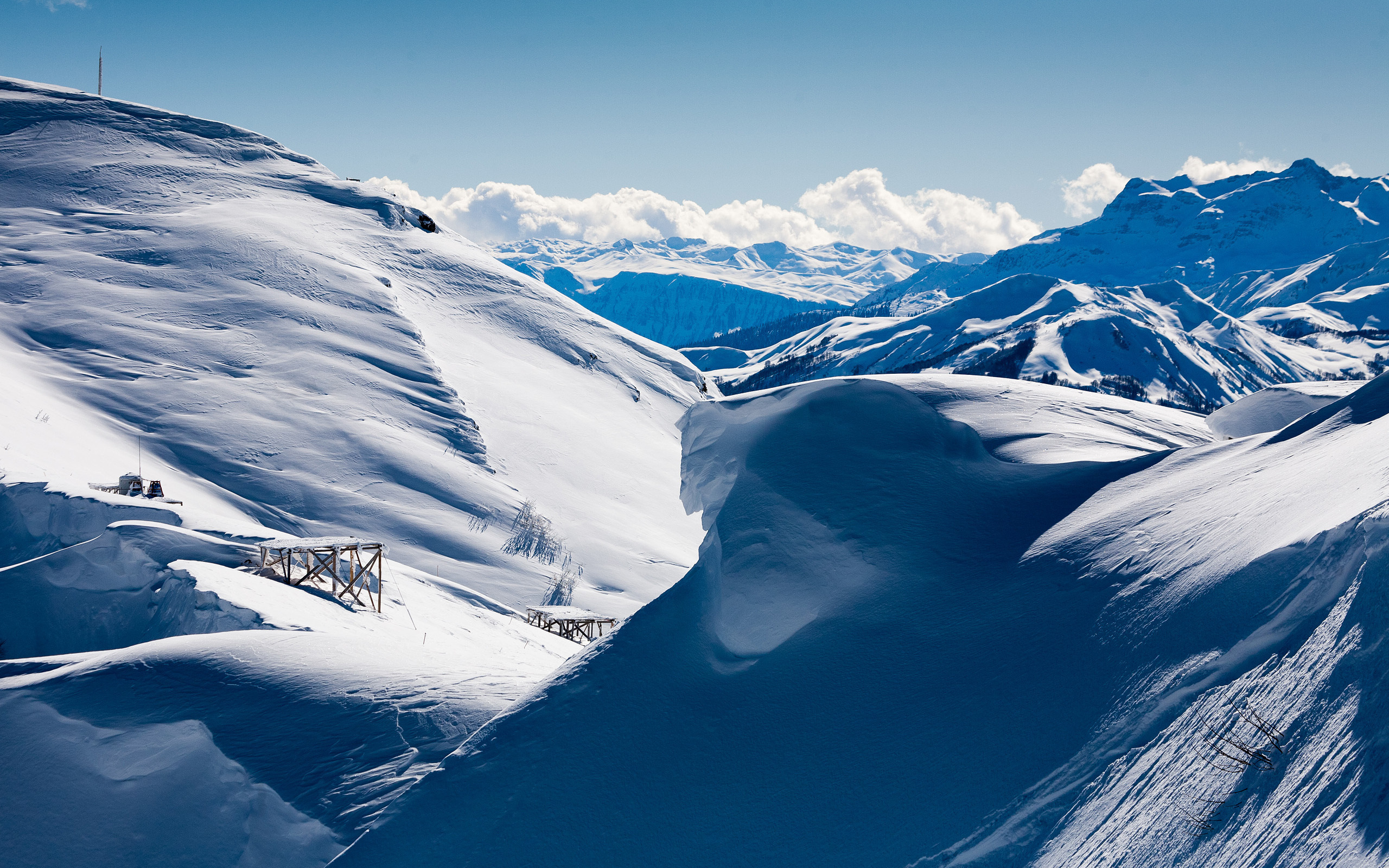 تصویر زمینه کوهستان برفی و یخی در فصل زمستان 