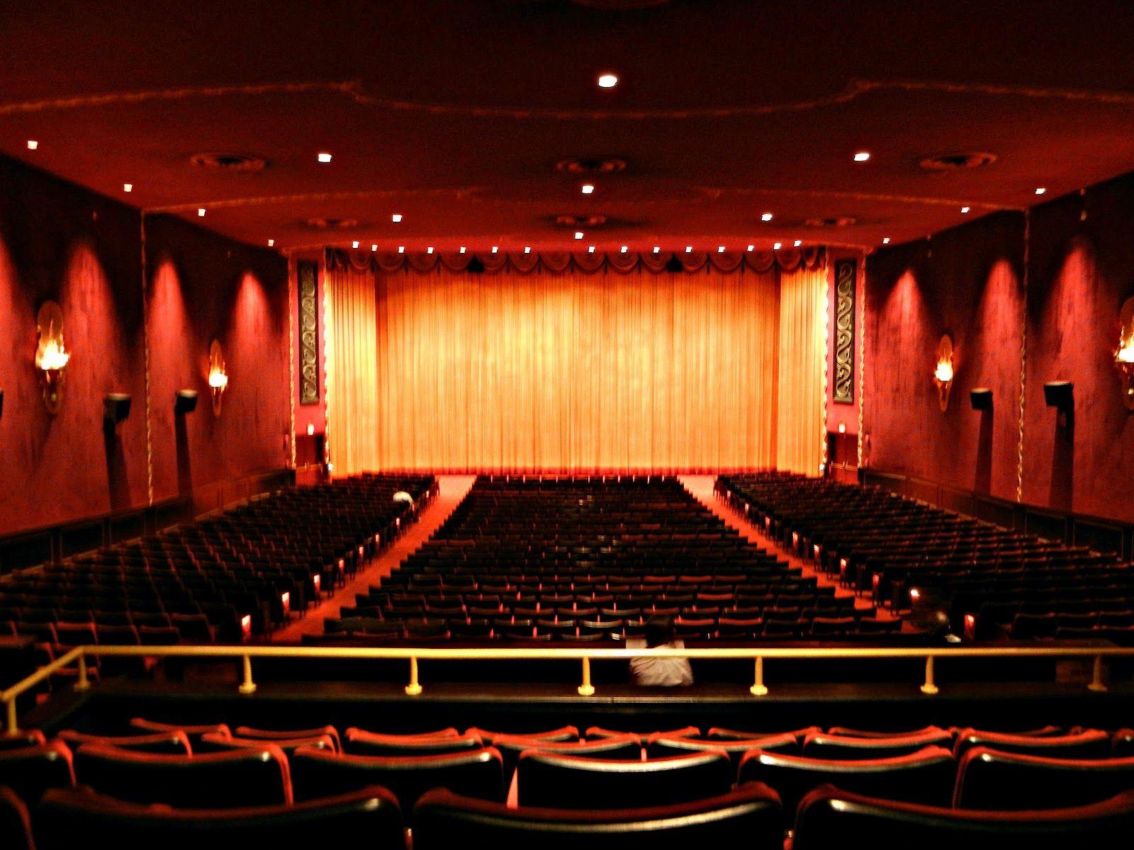 تصویر زمینه از نمای کامل سالن تئاتر برای پس زمینه کامپیوتر