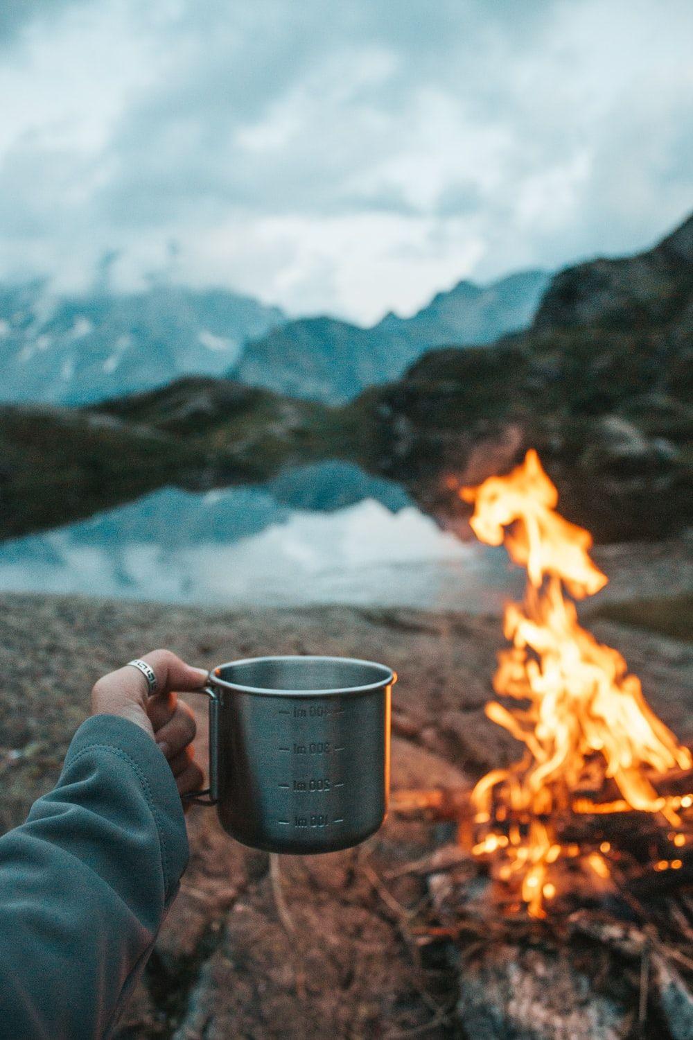 عکس زمینه کمپ زدن کنار دریاچه همراه اتش و چای داغ 