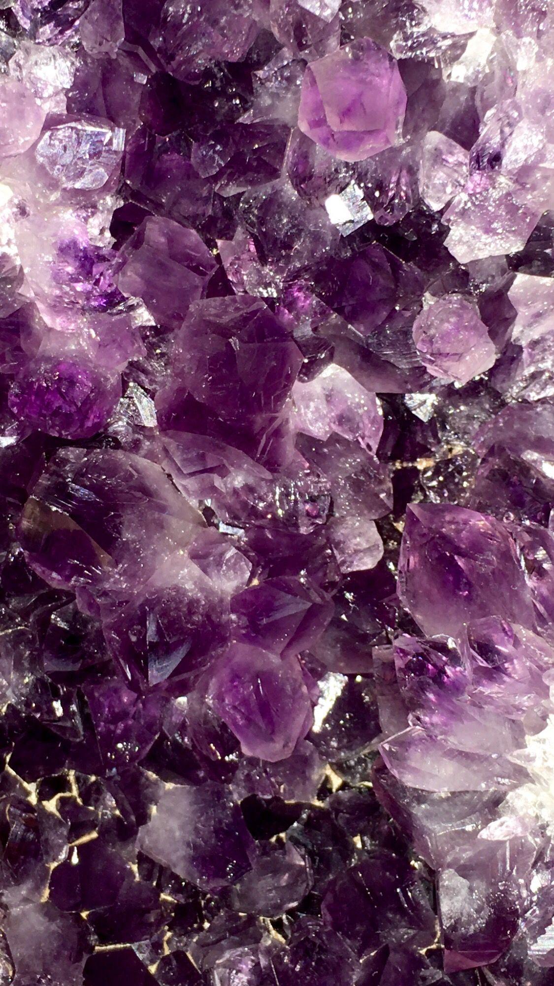 تصویر فول اچ دی الماس های کریستالی و شیشه ای در تم بنفش
