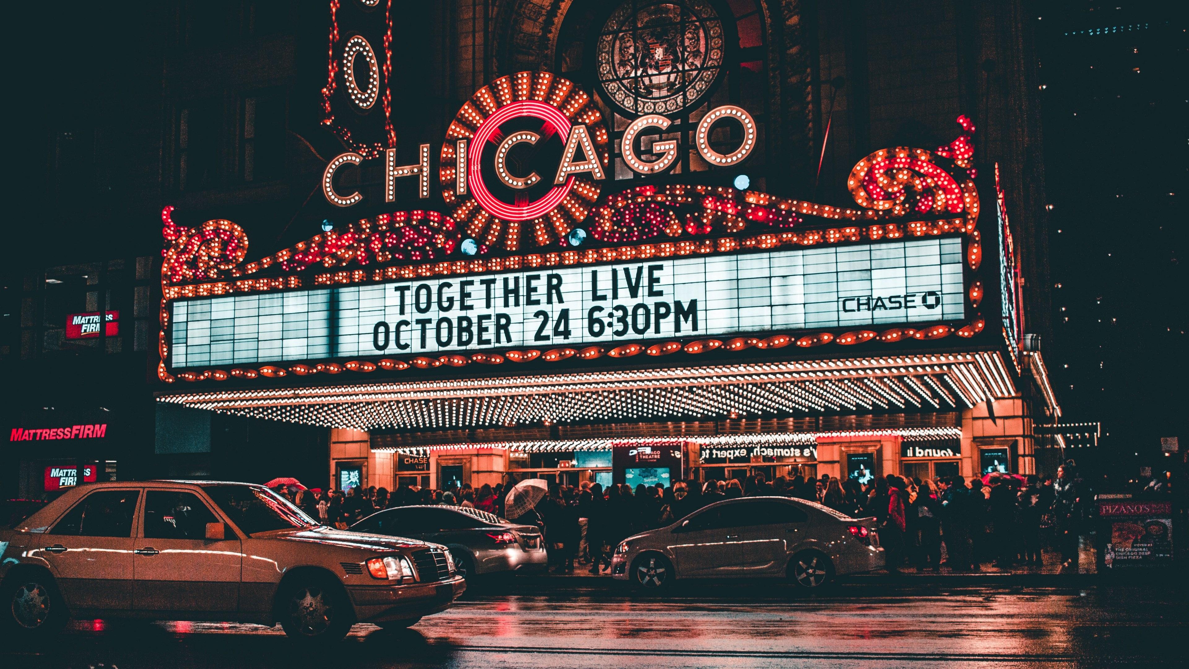 عکس سینمای بسیار معروف و محبوب شیکاگو در شب 