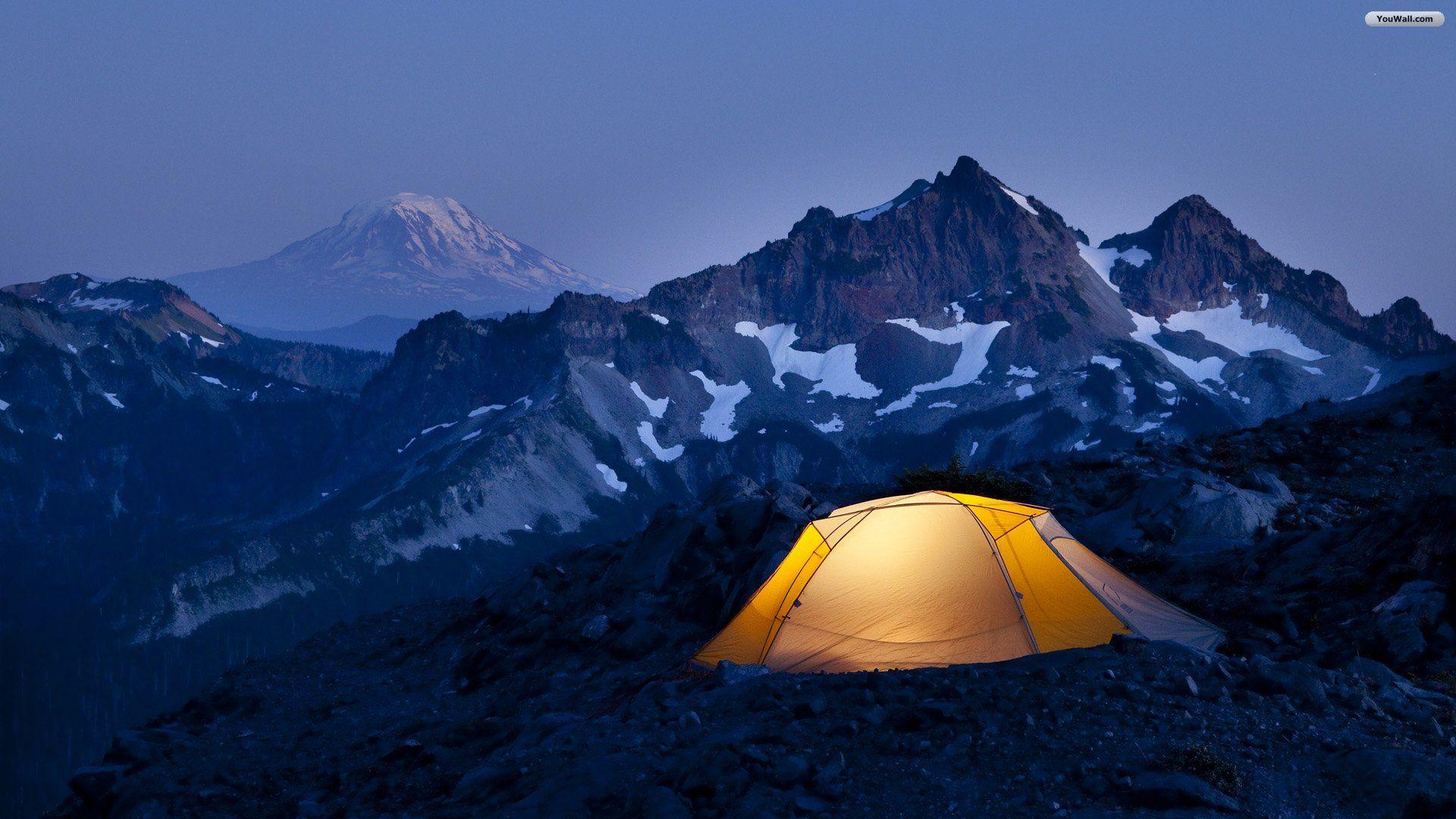 تصویر زمینه کمپ لب دریاچه و کوهستان های عظیم دانلود رایگان 