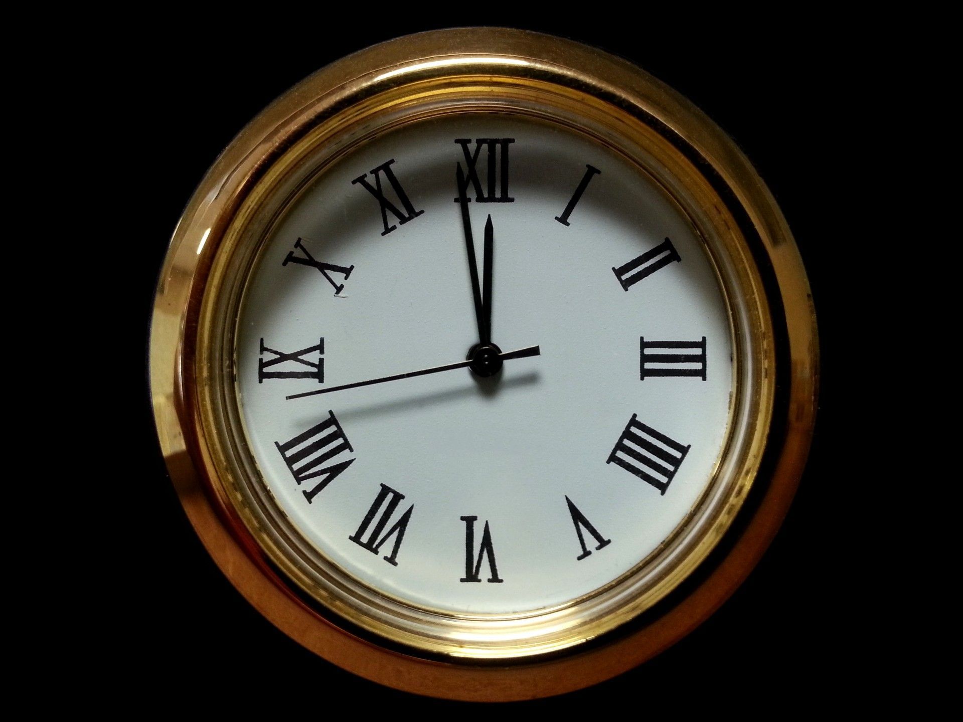 ساده ترین عکس پروفایل ساعت clock با قاب مسی براق New