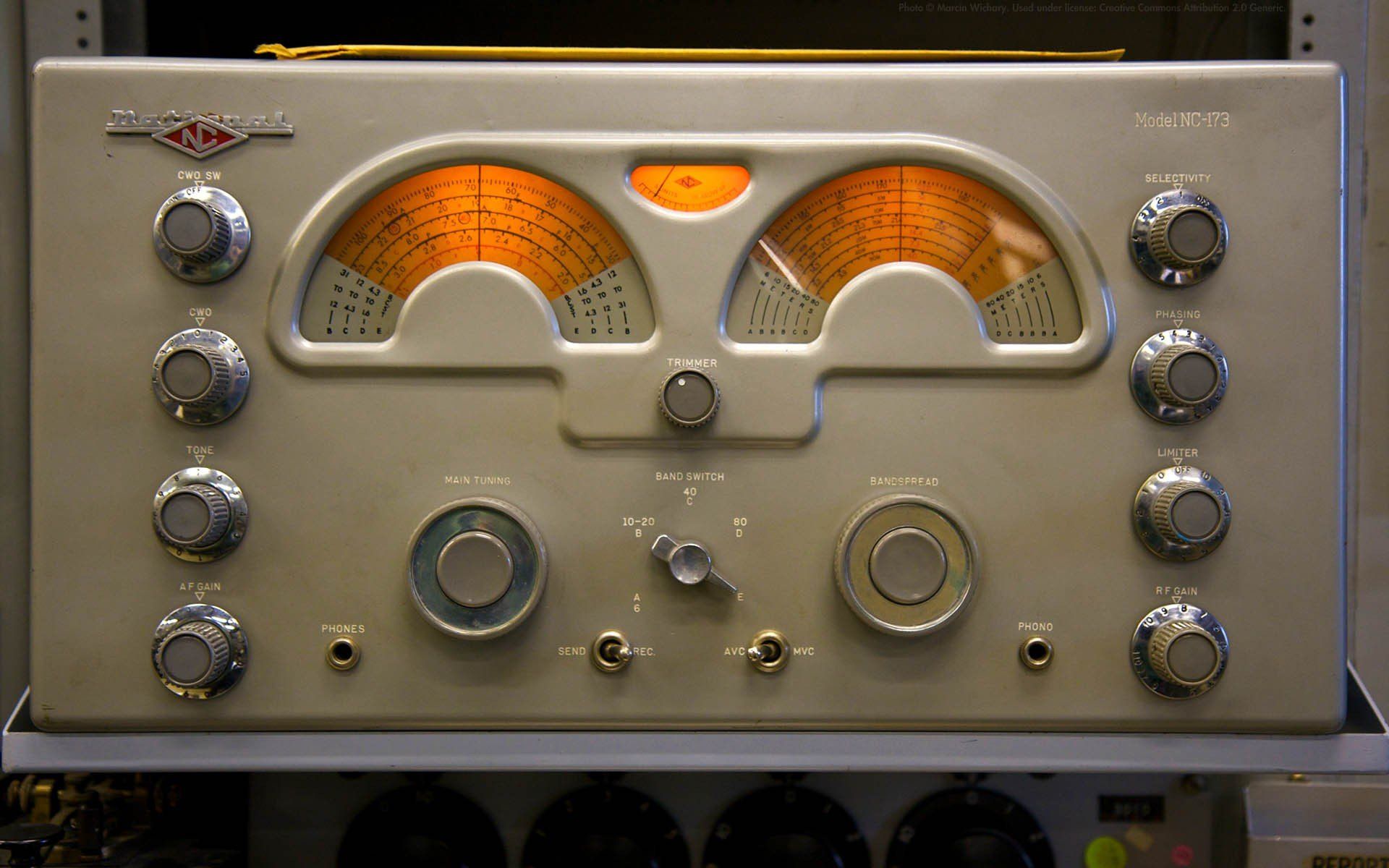 عکس استوک رادیو قدیمی با تاثیر قابل توجه بر جامعه