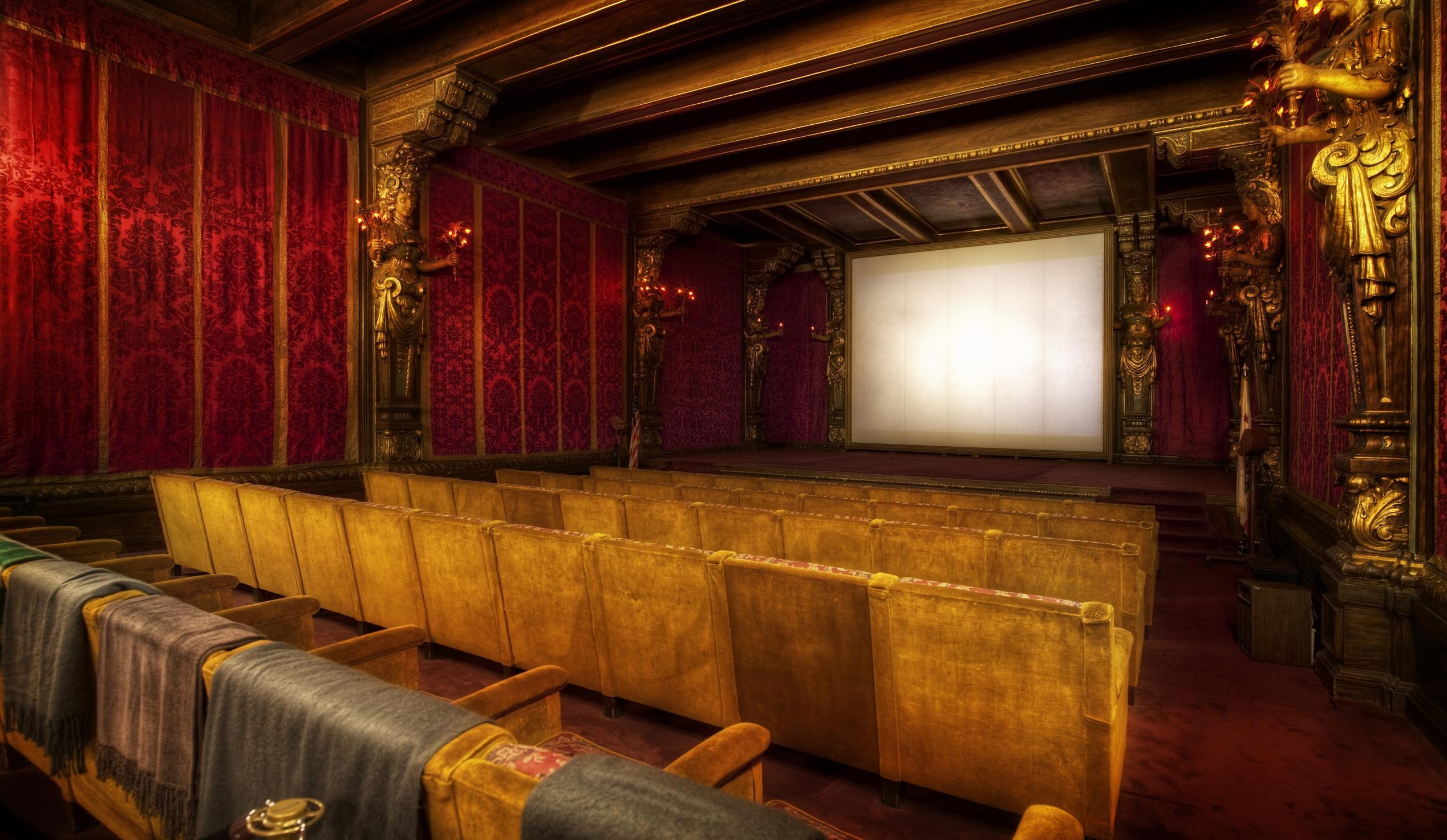 عکس سینمای سبک کلاسیک با تزئینات مجسمه و دیوارهای چوبی
