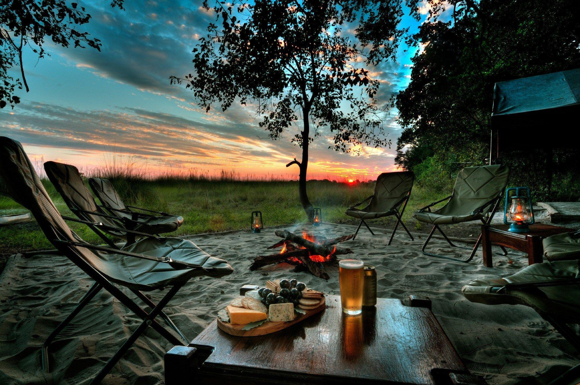 تصویر خوردن صبحانه در کمپ کنار دریاچه با فضای رویایی و آرامش بخش