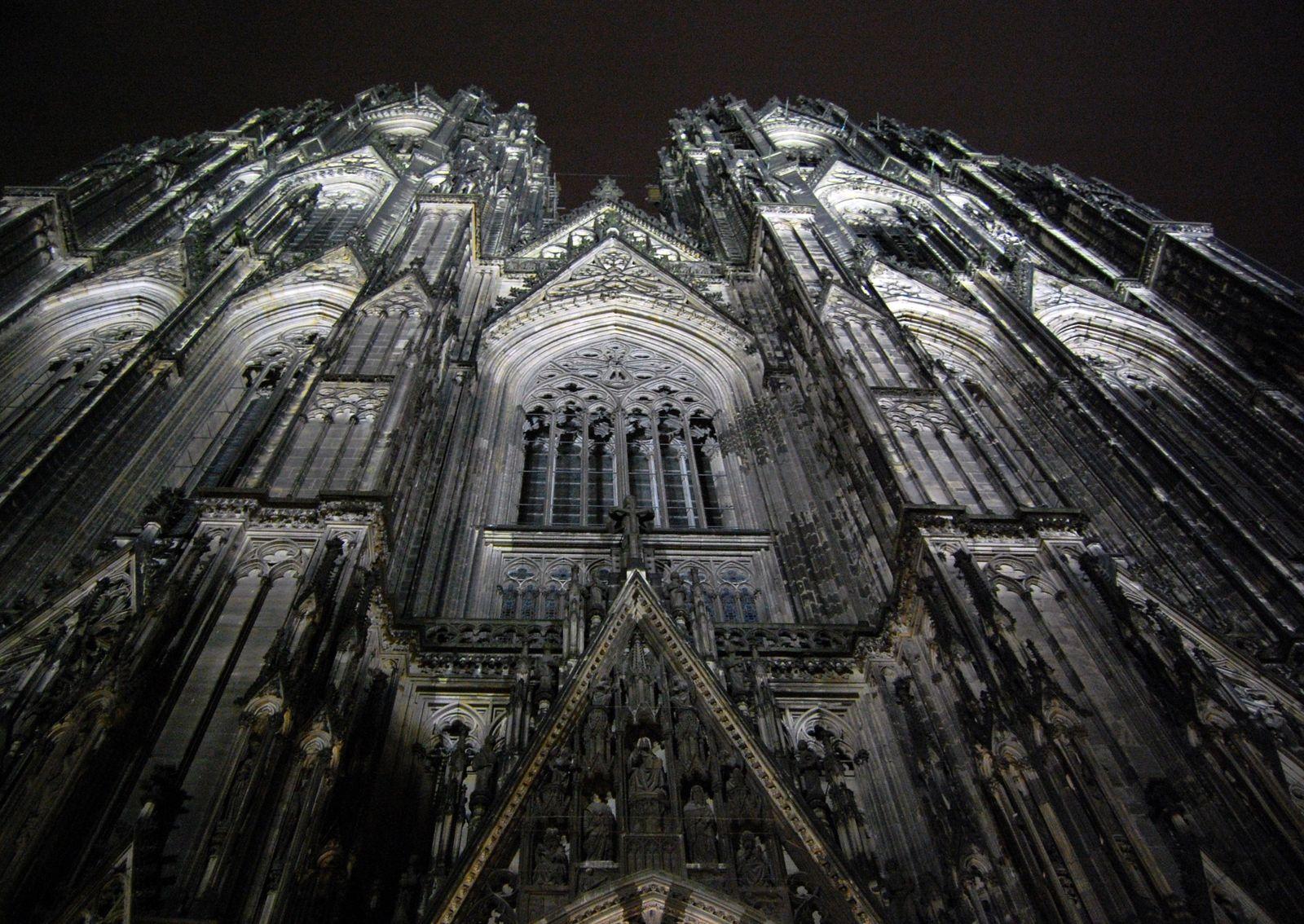 عکس زمینه کلیسای جامع کلن در سبک معماری گوتیک در آلمان
