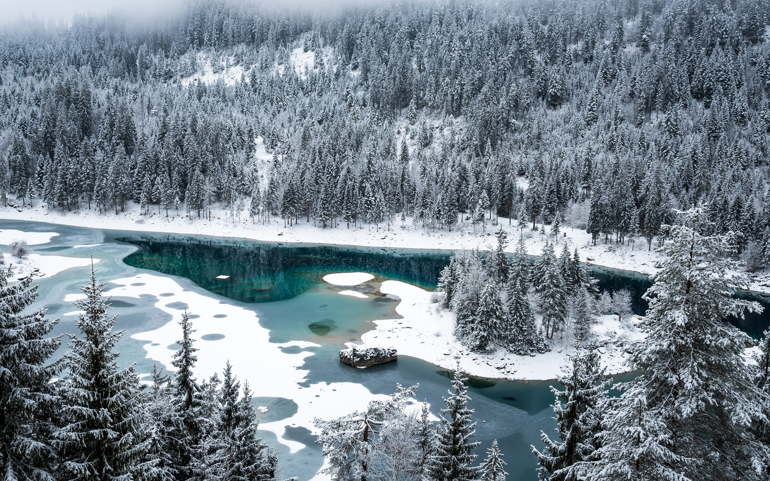جالب ترین عکس استوک زمستانی طبیعت پر برف و رودخانه یخ زده 
