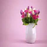چاپ قاب موبایل و گوشی عکس گلدان سفید با گل های سفید و قرمز زیبا با زمینه صورتی 