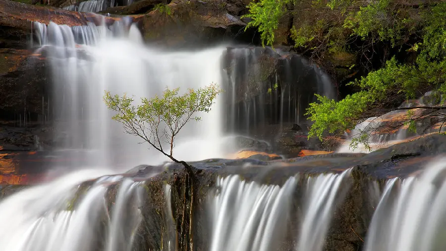 دانلود عکس طبیعت آبشار خروشان و شگفت انگیز مناسب پس زمینه 