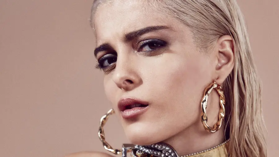 بی‌ بی رکسا Bebe Rexha با حالت جدی و اخم 