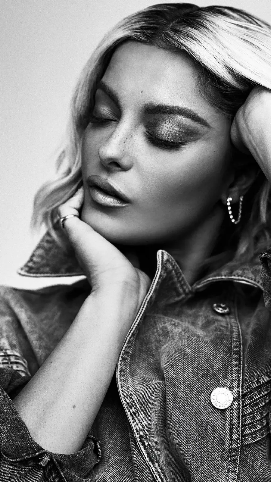 تصویر سیاه و سفید بی‌ بی رکسا Bebe Rexha مناسب پست انگیزشی 