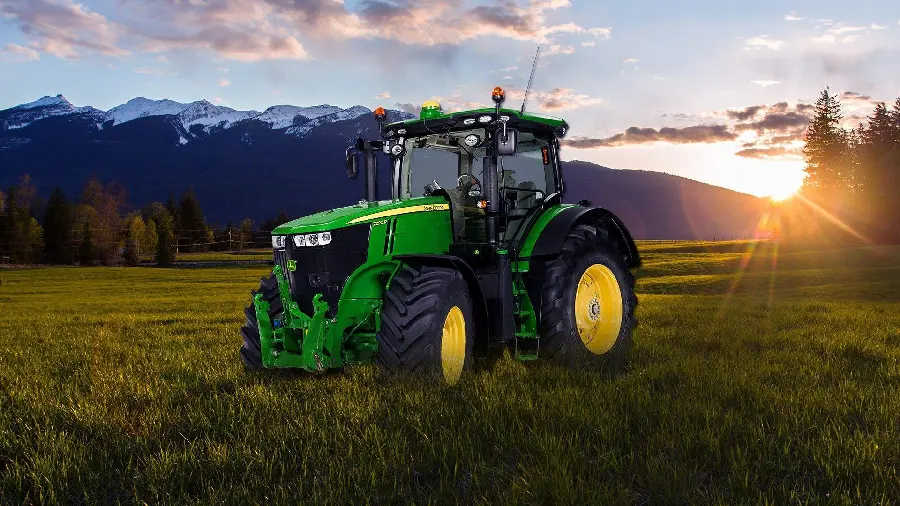عکس استوک تراکتور سبز برای تبلیغ محصولات اورگانیک و زراعی