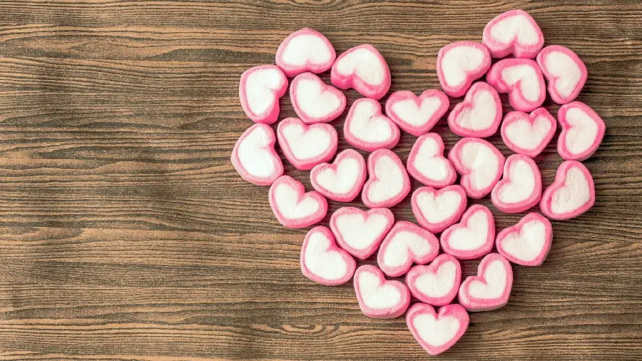 زیباترین پس زمینه مارشمالوهای پفنبات قلبی سفید صورتی خوشمزه