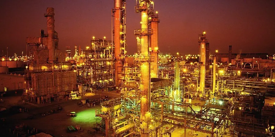 عکس پالایشگاه نفت یک واحد صنعتی بزرگ و پیچیده‌