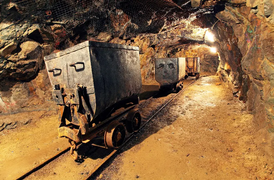 واگن های معدنی داخل تونل برای حمل زغال سنگ و سنگ معدن