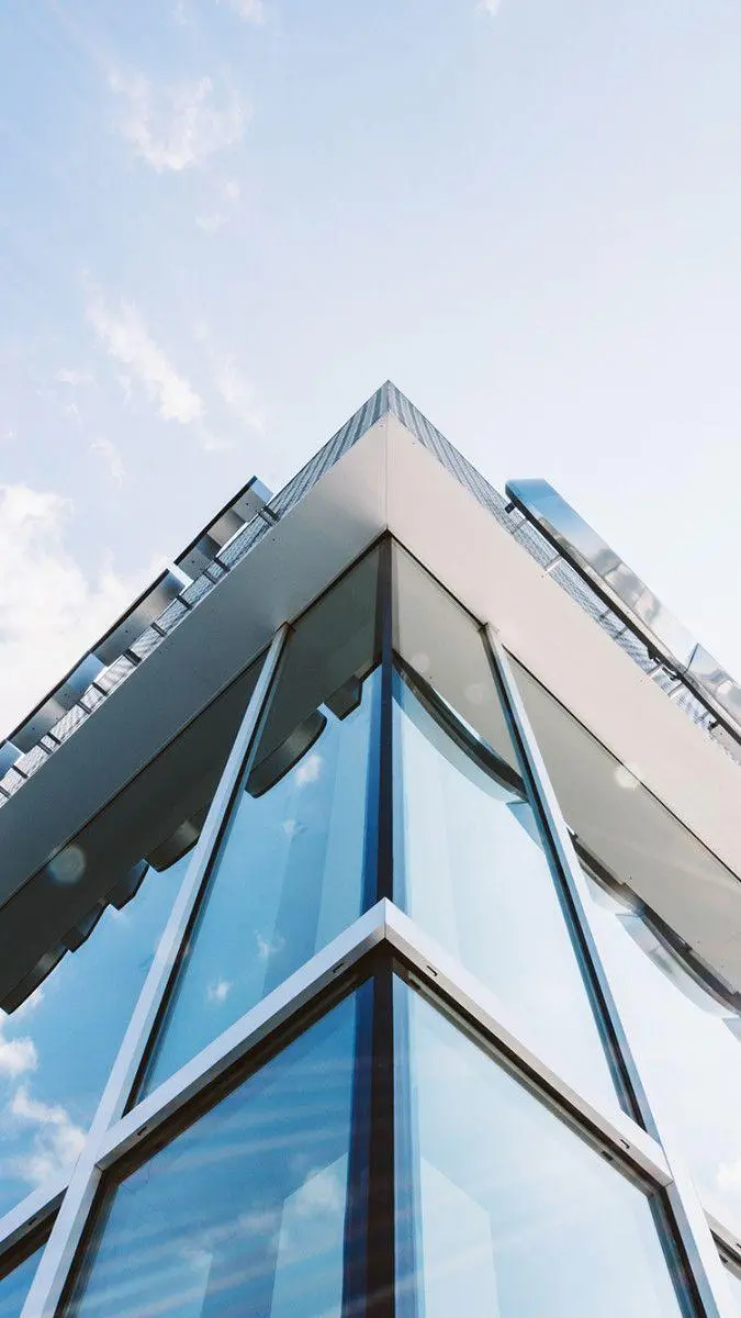 والپیپر ساختمان شیشه ای با معماری مدرن برای گوشی آیفون